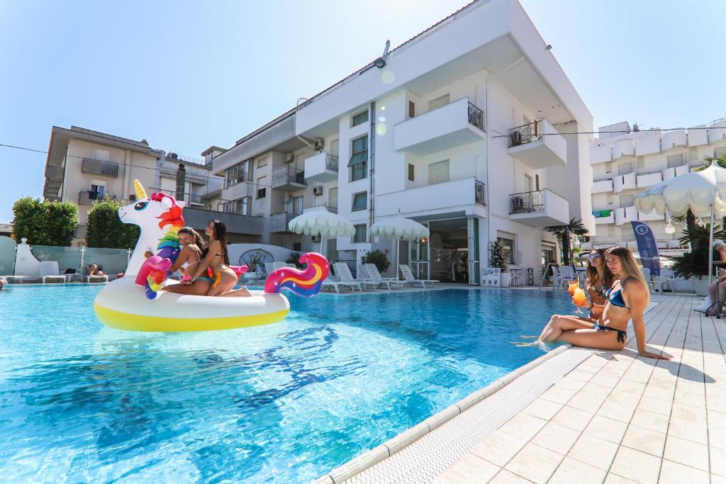 Bazén v ubytování Hotel Giovanella nebo v jeho okolí