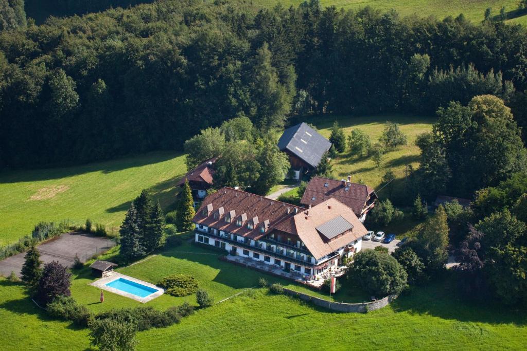 Bazén v ubytování Hotel Schöne Aussicht nebo v jeho okolí
