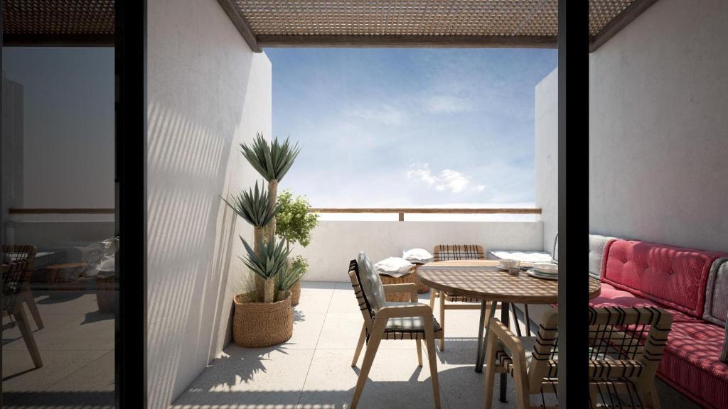 米克諾斯城的住宿－LevandaMykonos，阳台配有桌椅,享有海景。