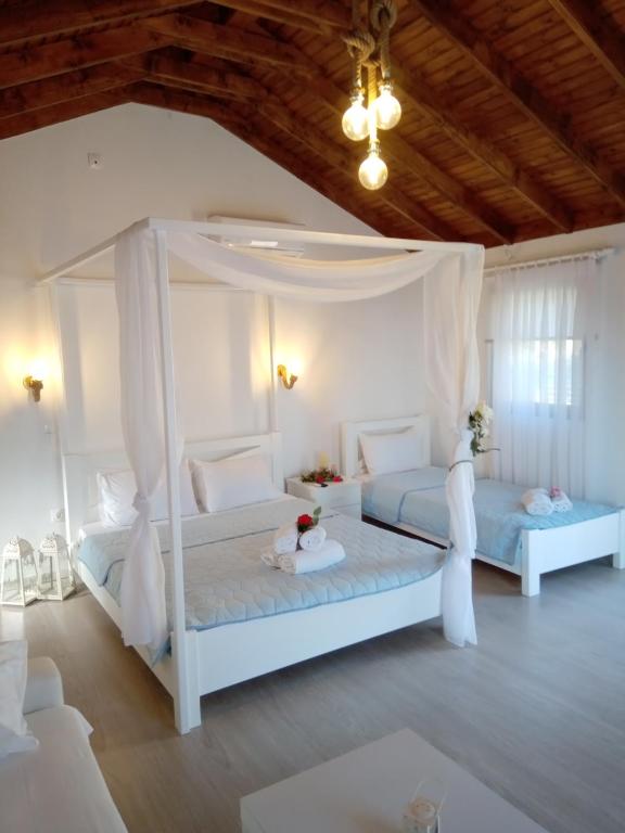 
Un pat sau paturi într-o cameră la Samothraki Suites Kalisti
