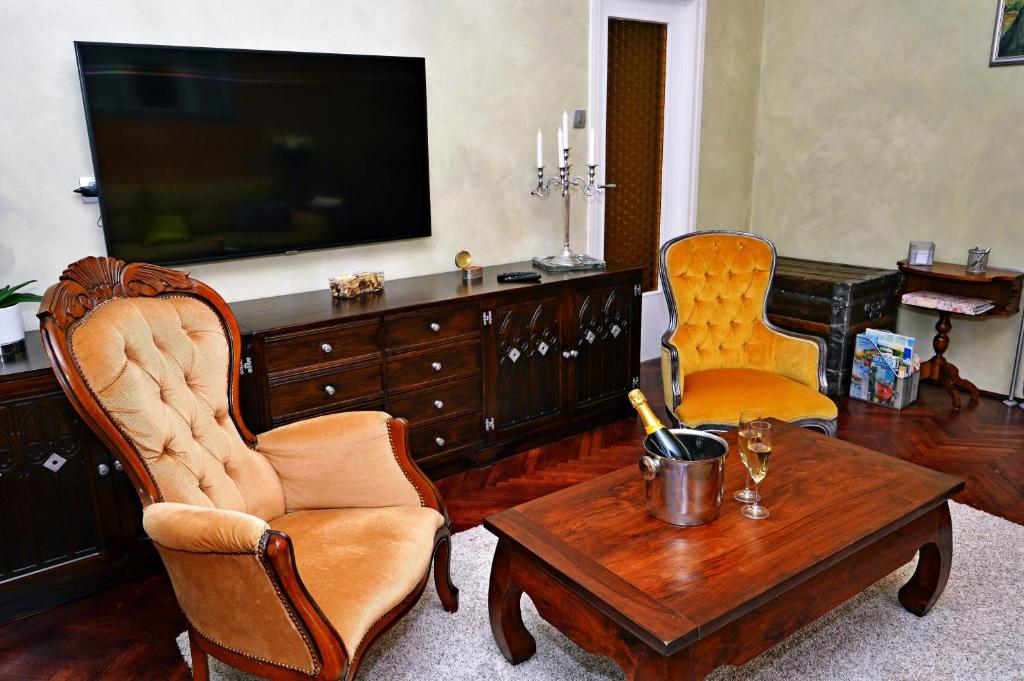 TV a/nebo společenská místnost v ubytování Apartment Ivone - 5 STARS