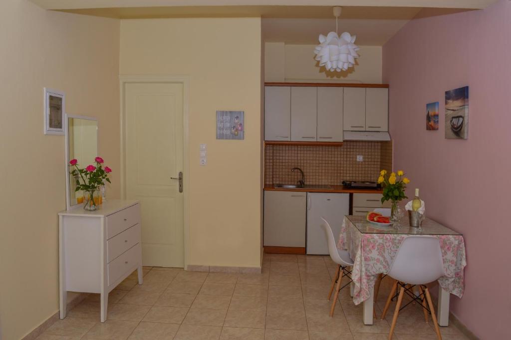 Kuchyň nebo kuchyňský kout v ubytování Meltemi Beach Apartments