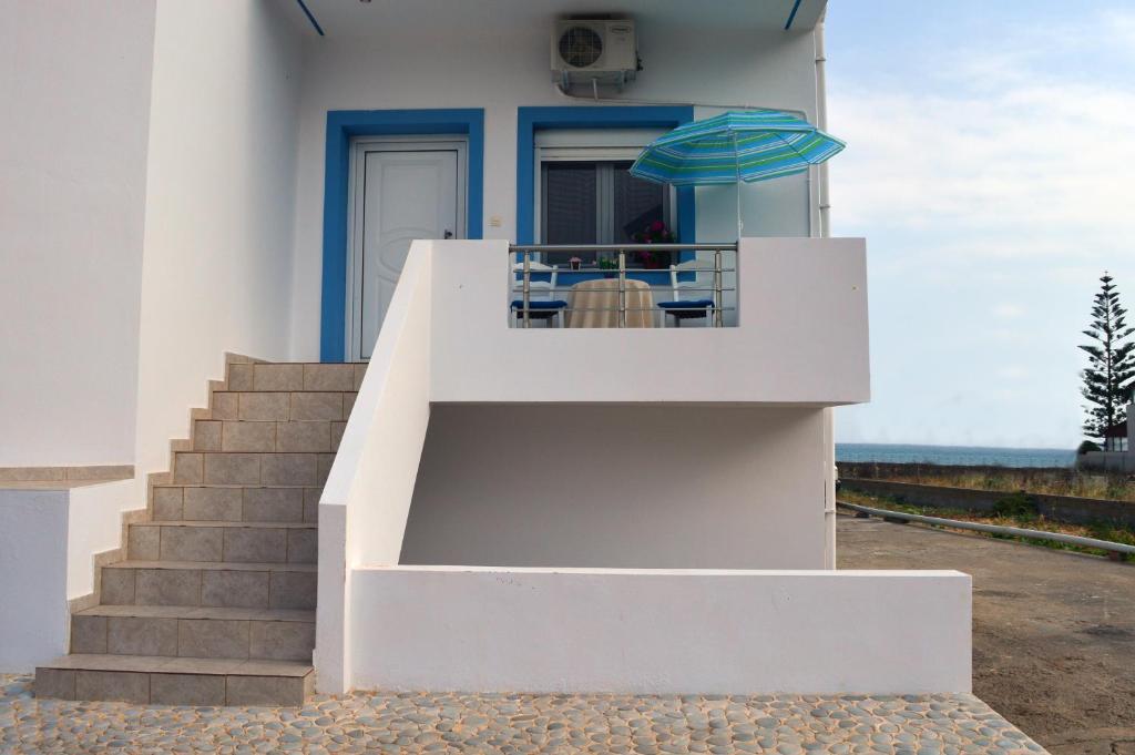 Balkón nebo terasa v ubytování Meltemi Beach Apartments