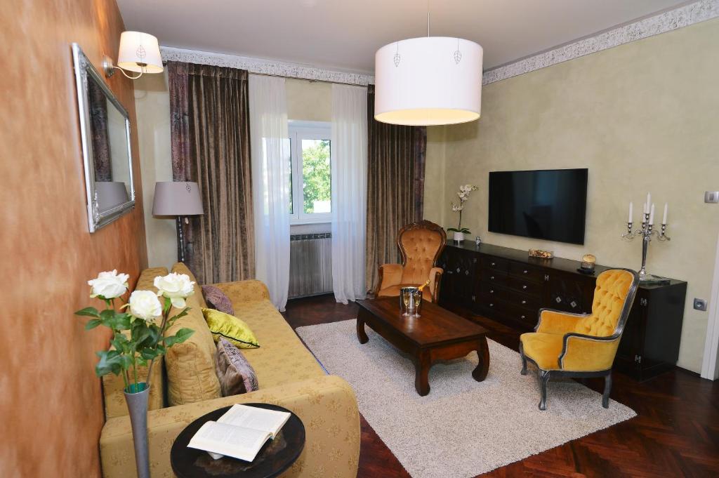 TV a/nebo společenská místnost v ubytování Apartment Ivone - 5 STARS