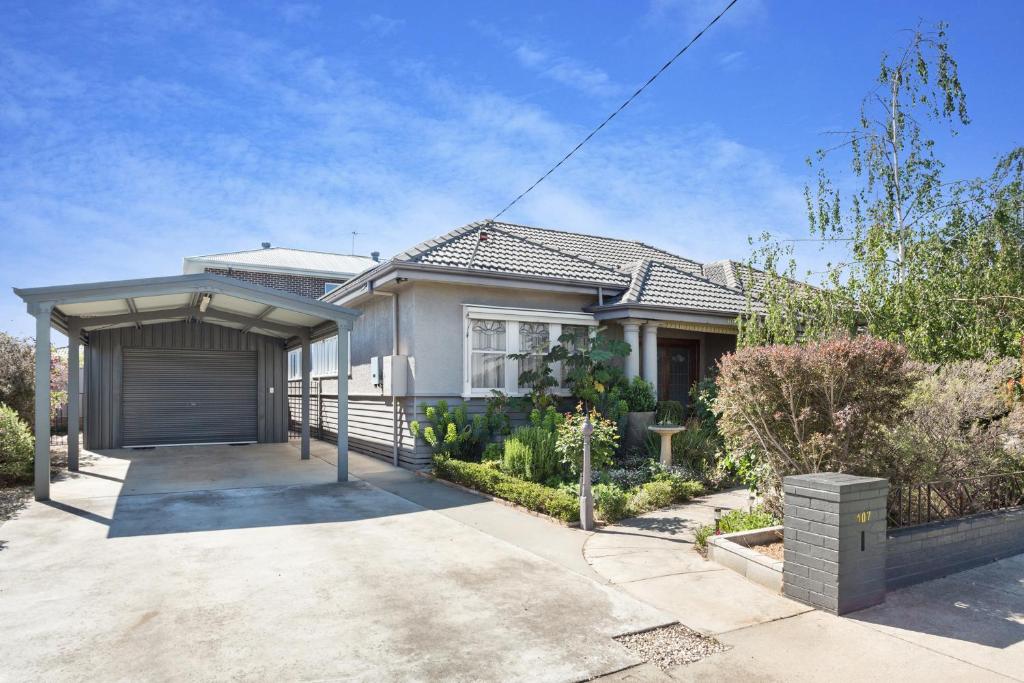 a house with a garage in front of it at HogmortHomes Neale Street in Bendigo