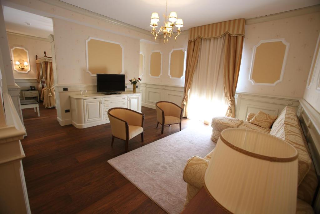 Televiisor ja/või meelelahutuskeskus majutusasutuses Hotel Borgo Don Chisciotte