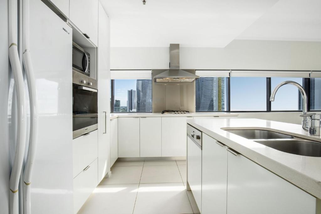 Kuchyň nebo kuchyňský kout v ubytování Ultra Broadbeach