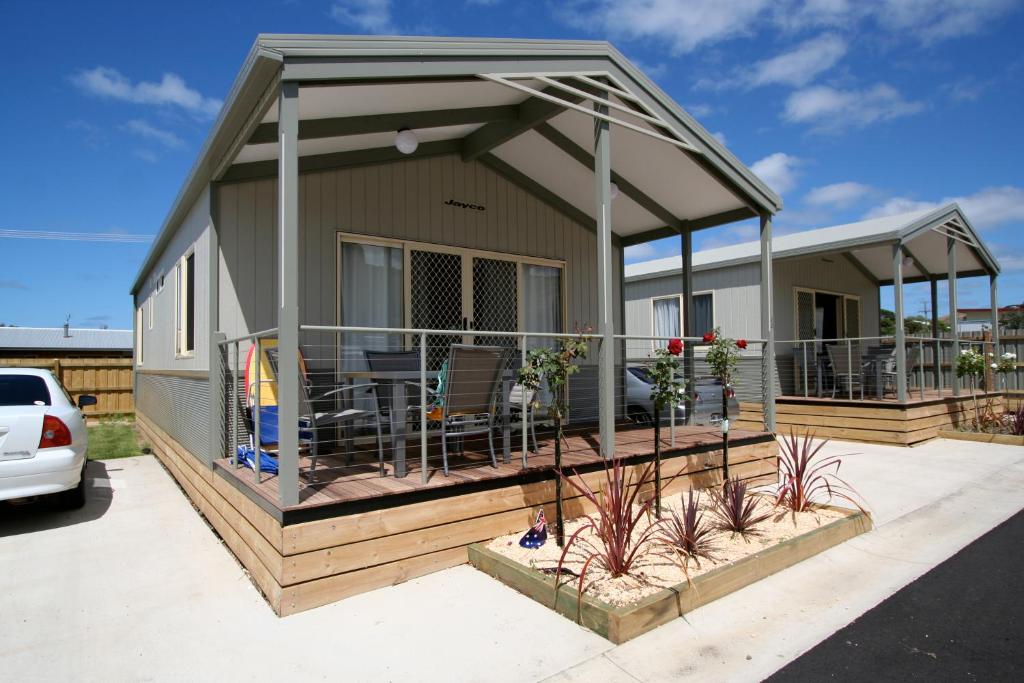 ein Haus mit einer großen Terrasse mit einem Dach in der Unterkunft Apollo Bay Holiday Park in Apollo Bay