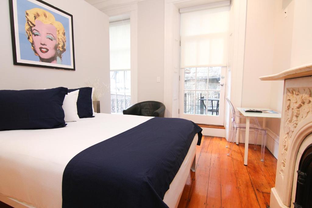 1 dormitorio con 1 cama grande y chimenea en Comfy Beacon Hill Studio Great for Work Travel #7, en Boston