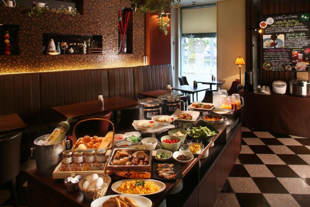 Makanan di atau di tempat lain dekat hotel