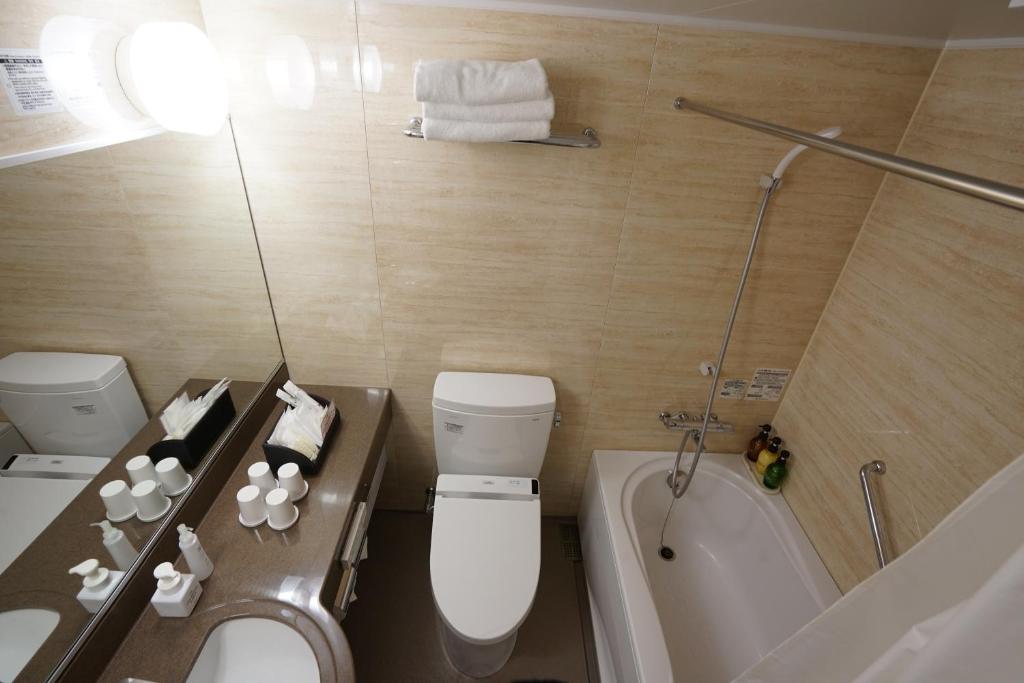 Kamar mandi di Hotel Quest Shimizu