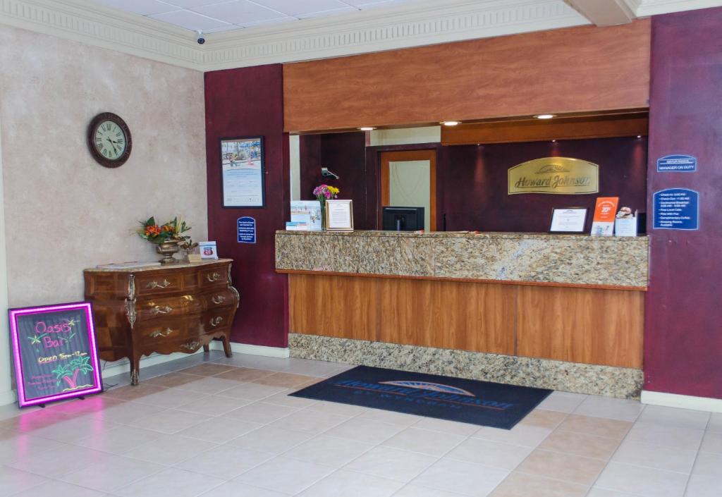 a bar in a restaurant with a counter at Howard Johnson by Wyndham Lakeland in Lakeland