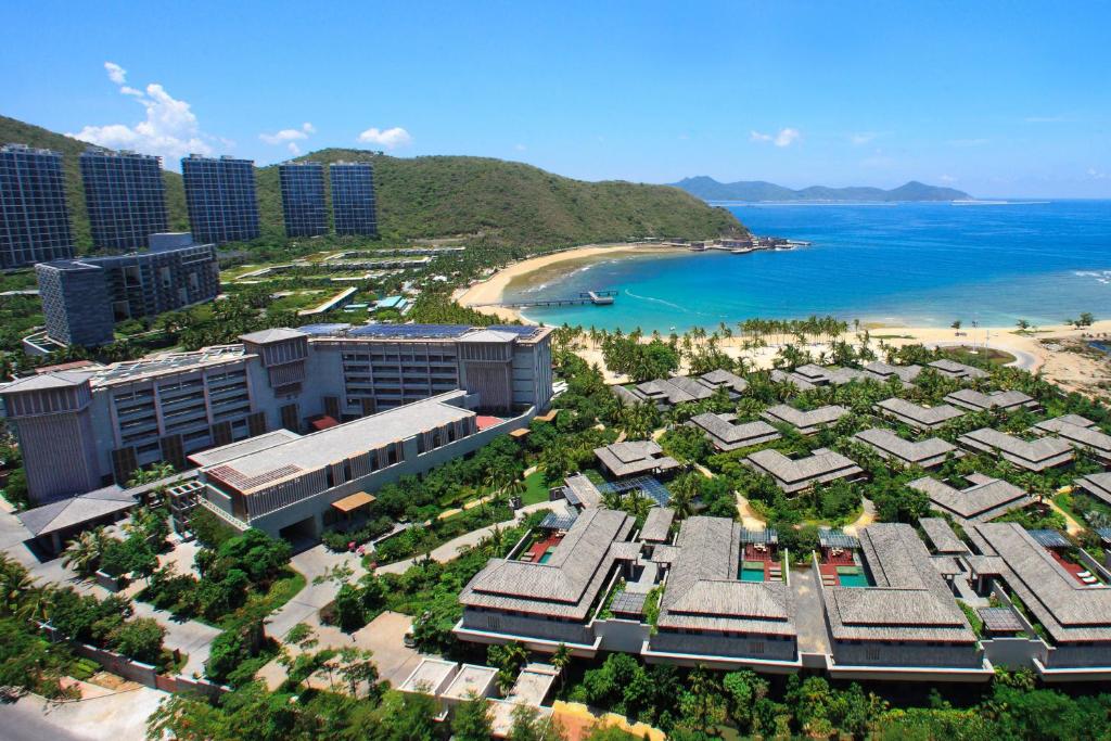 Sanya LUHUITOU Resort & Spa في سانيا: اطلالة جوية على منتجع وشاطئ