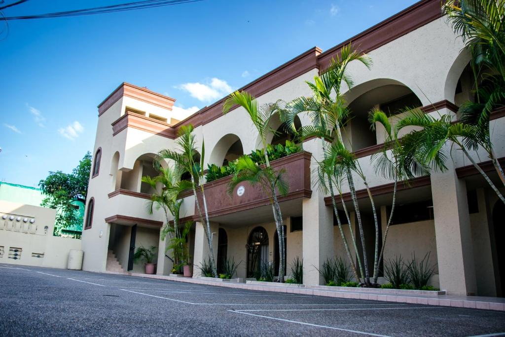 ein Gebäude mit Palmen vor einer Straße in der Unterkunft COLONIAL SUITES # DOS in Ciudad Valles