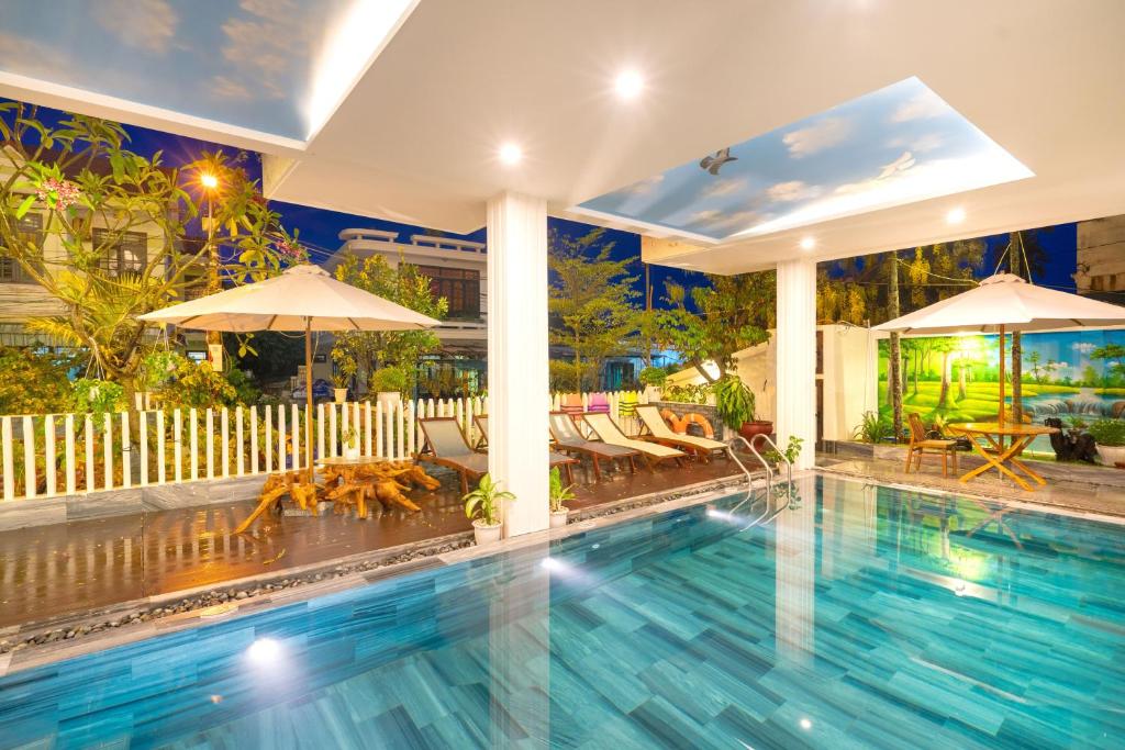 Bazén v ubytování Hoi An Grace River Villa nebo v jeho okolí