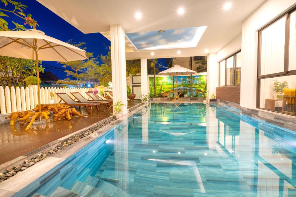 Bazén v ubytování Hoi An Grace River Villa nebo v jeho okolí
