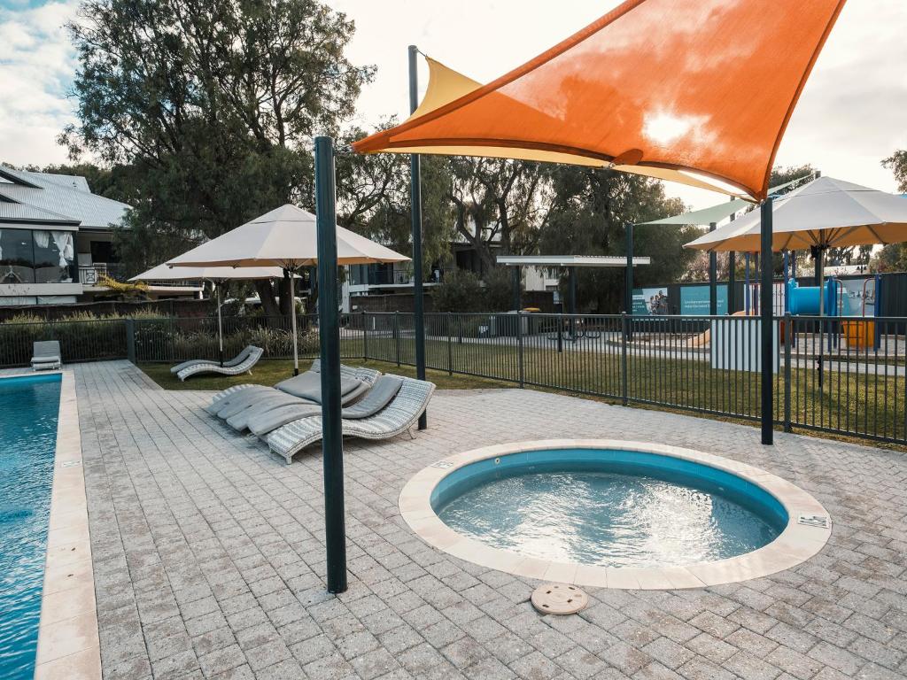 Bazén v ubytování FortyOne - Oceanside Retreat Busselton nebo v jeho okolí