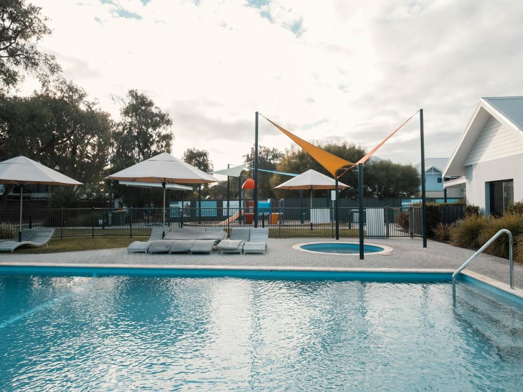 Bazén v ubytování FortyOne - Oceanside Retreat Busselton nebo v jeho okolí