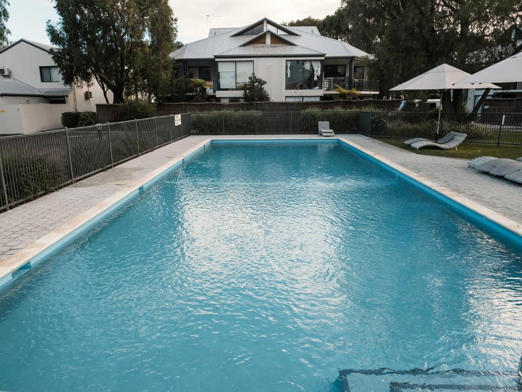 Bazén v ubytování FortyOne - Oceanside Retreat Busselton nebo v jeho okolí