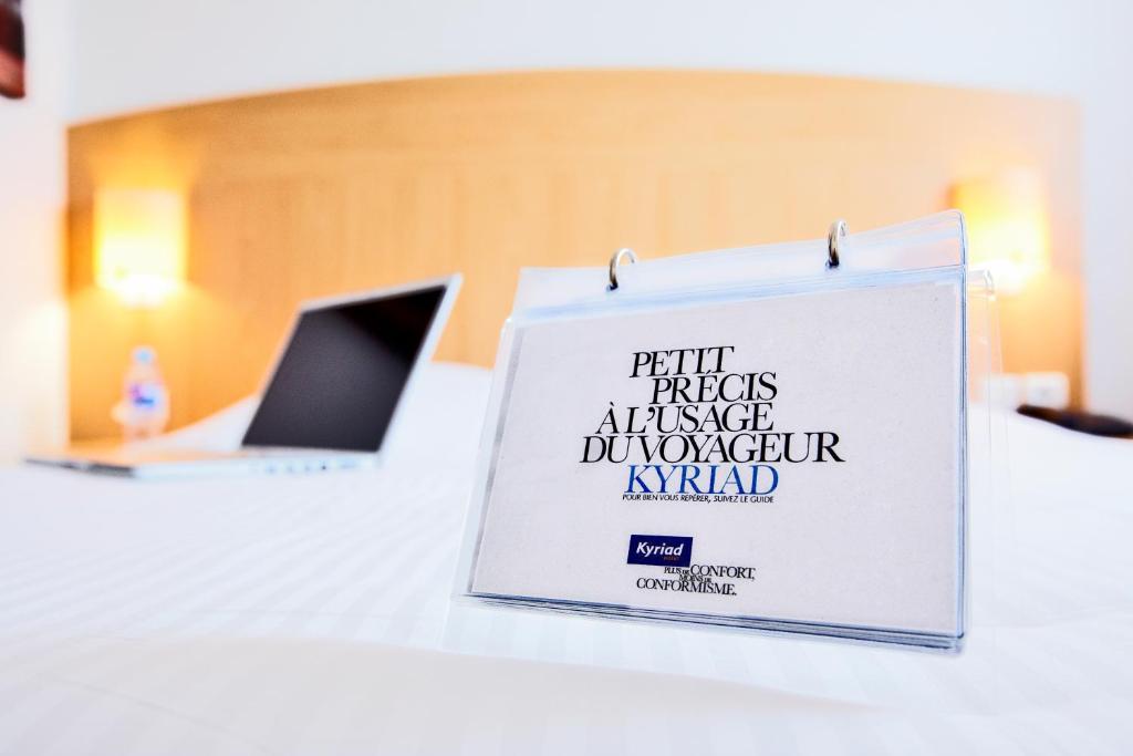 TV a/nebo společenská místnost v ubytování Hôtel Restaurant Kyriad Mulhouse Nord Illzach