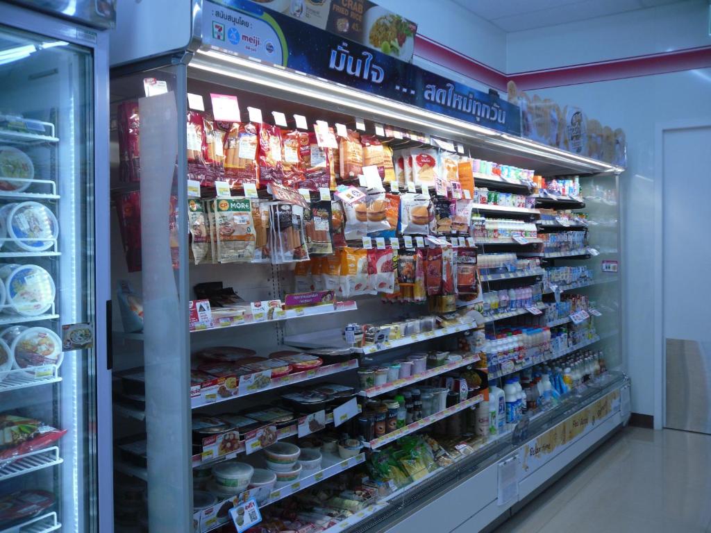 Supermarket nebo jiné obchody v  hostelu nebo okolí