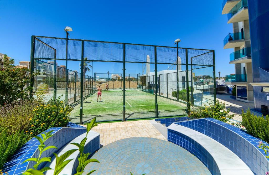 Tenis alebo squash v ubytovaní crucero alebo jeho okolí