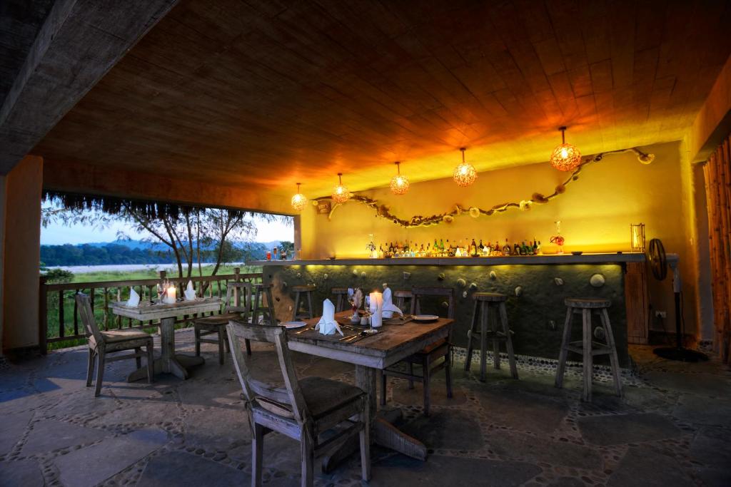 Un restaurante o sitio para comer en Barahi Jungle Lodge