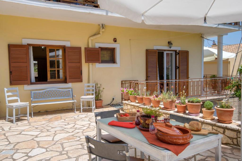 Balkón nebo terasa v ubytování Voula Apartments