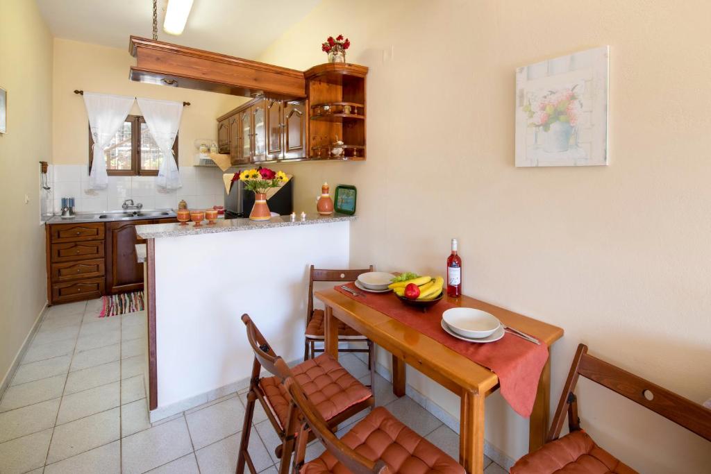 Kuchyň nebo kuchyňský kout v ubytování Voula Apartments