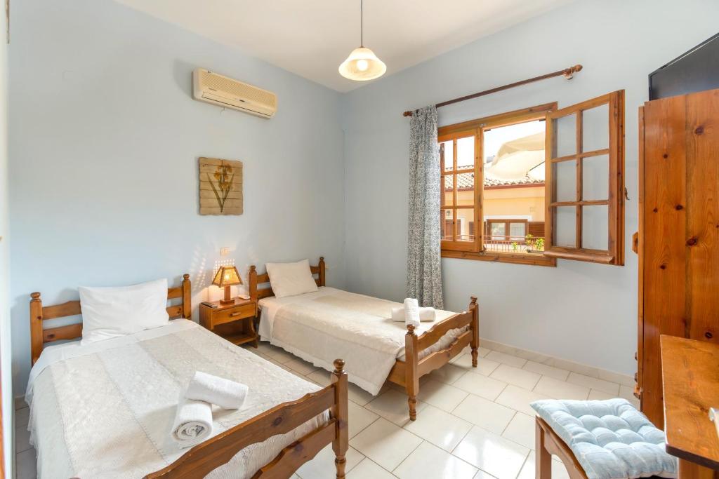 Postel nebo postele na pokoji v ubytování Voula Apartments