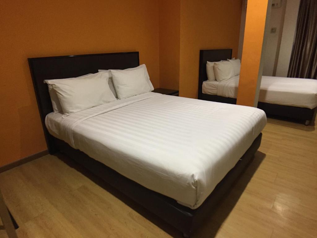 Postel nebo postele na pokoji v ubytování Padungan Hotel