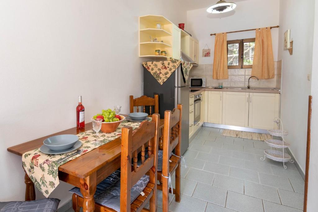 Kuchyň nebo kuchyňský kout v ubytování Voula Apartments