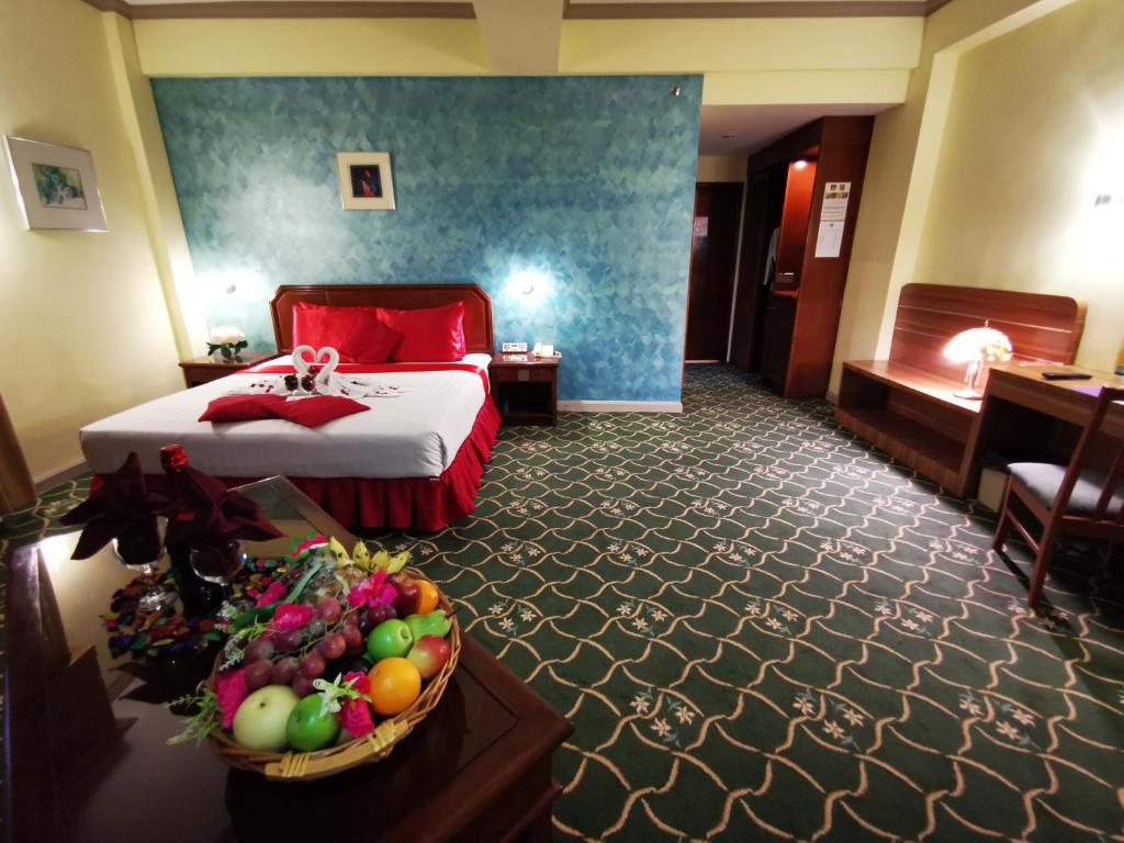 Postel nebo postele na pokoji v ubytování Hotel Sandakan