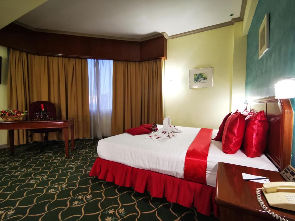 Postel nebo postele na pokoji v ubytování Hotel Sandakan