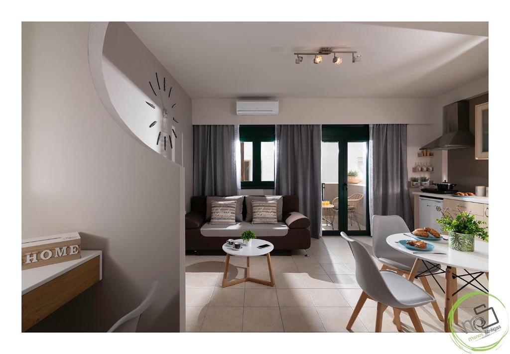A seating area at Irini Apartment Piskopiano, Hersonissos #2