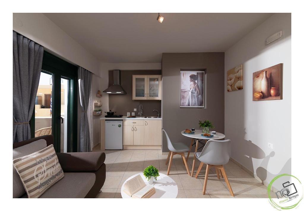 uma sala de estar com um sofá e uma mesa em Irini Apartment Piskopiano, Hersonissos #2 em Hersonissos