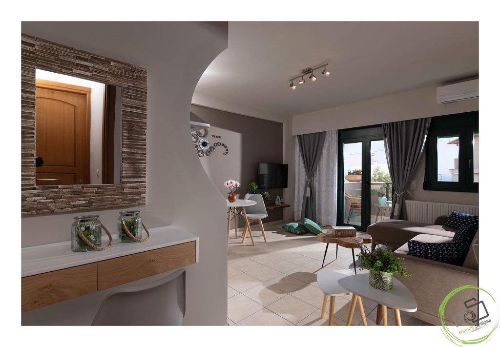 een woonkamer met een bank en een woonkamer met bij Irini apartment in Piskopiano, Hersonissos #1 in Chersonissos