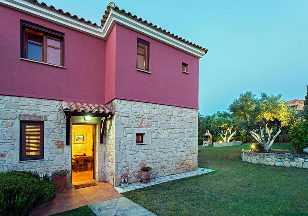 Ogród w obiekcie Rastoni Fabienne Shared Pool Maisonette, Afitos