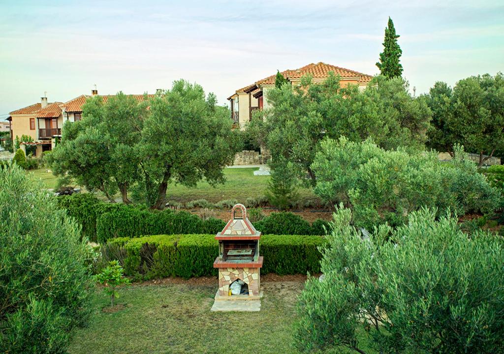 Ogród w obiekcie Rastoni Fabienne Shared Pool Maisonette, Afitos
