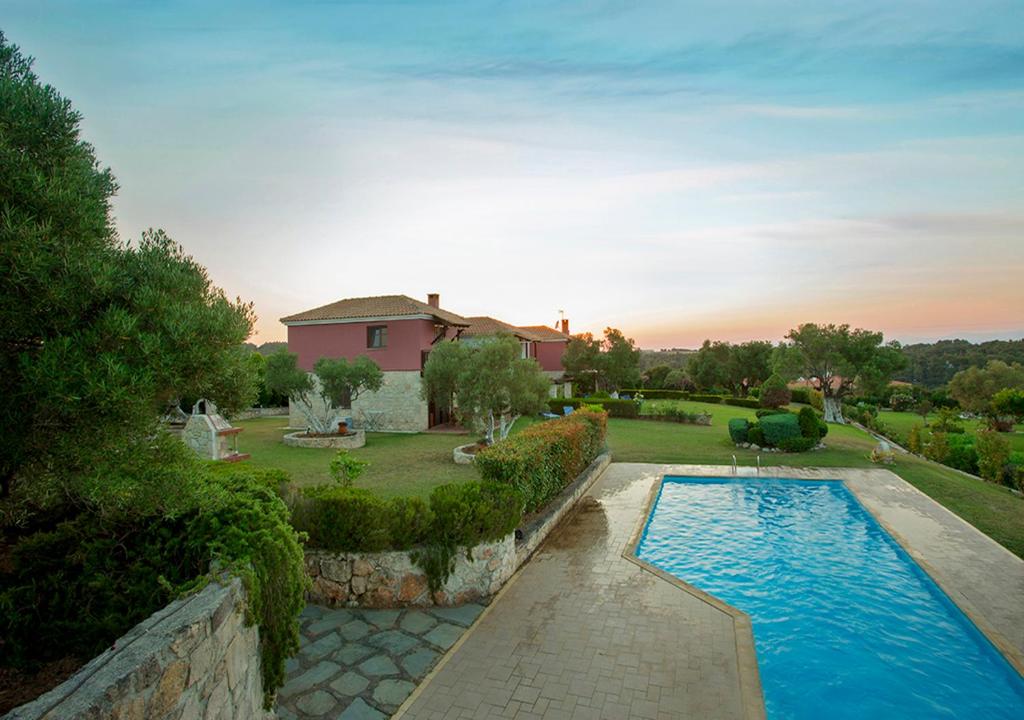 Basen w obiekcie Rastoni Fabienne Shared Pool Maisonette, Afitos lub w pobliżu