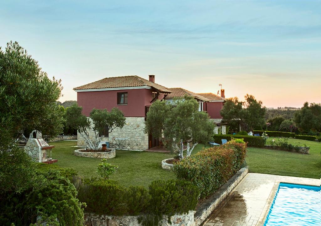 dom z ogrodem i basenem w obiekcie Rastoni Fabienne Shared Pool Maisonette, Afitos w Áfitos