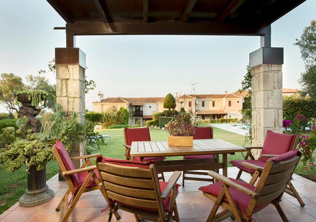 Ogród w obiekcie Rastoni Fabienne Shared Pool Maisonette, Afitos