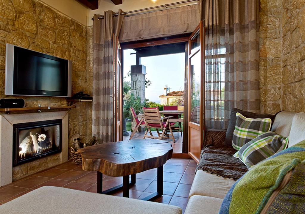 Telewizja i/lub zestaw kina domowego w obiekcie Rastoni Fabienne Shared Pool Maisonette, Afitos