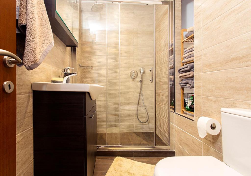 Łazienka w obiekcie Rastoni Fabienne Shared Pool Maisonette, Afitos