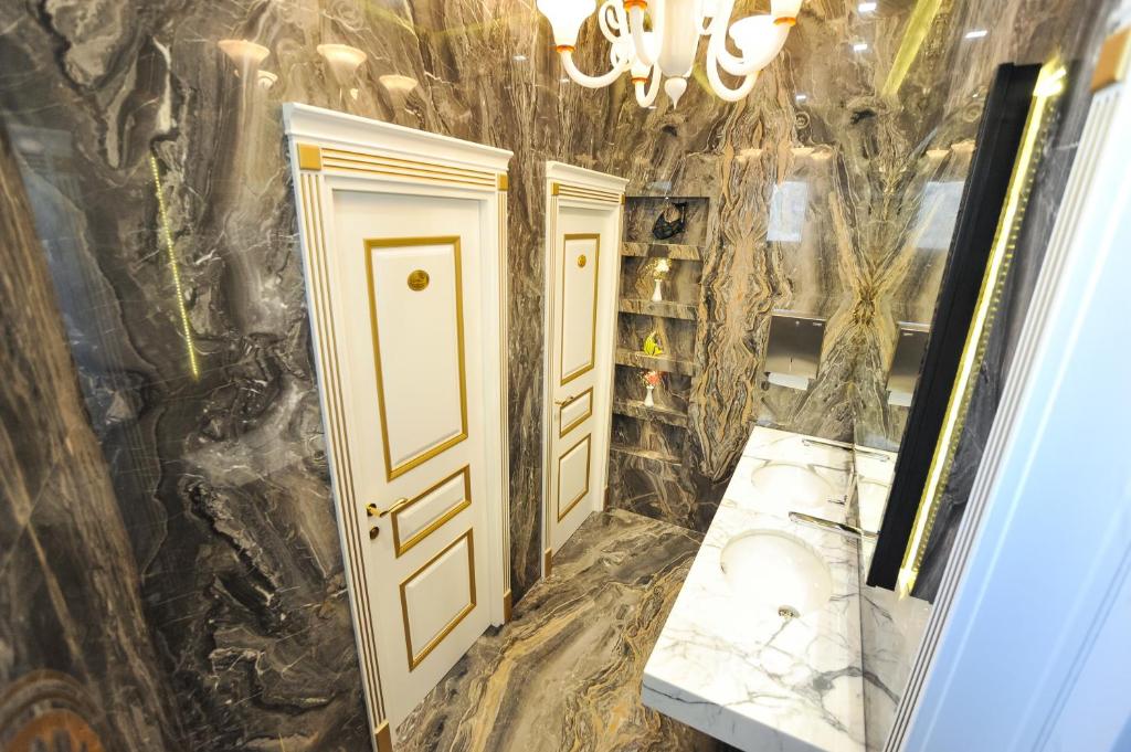 Koupelna v ubytování Iliria Internacional Hotel