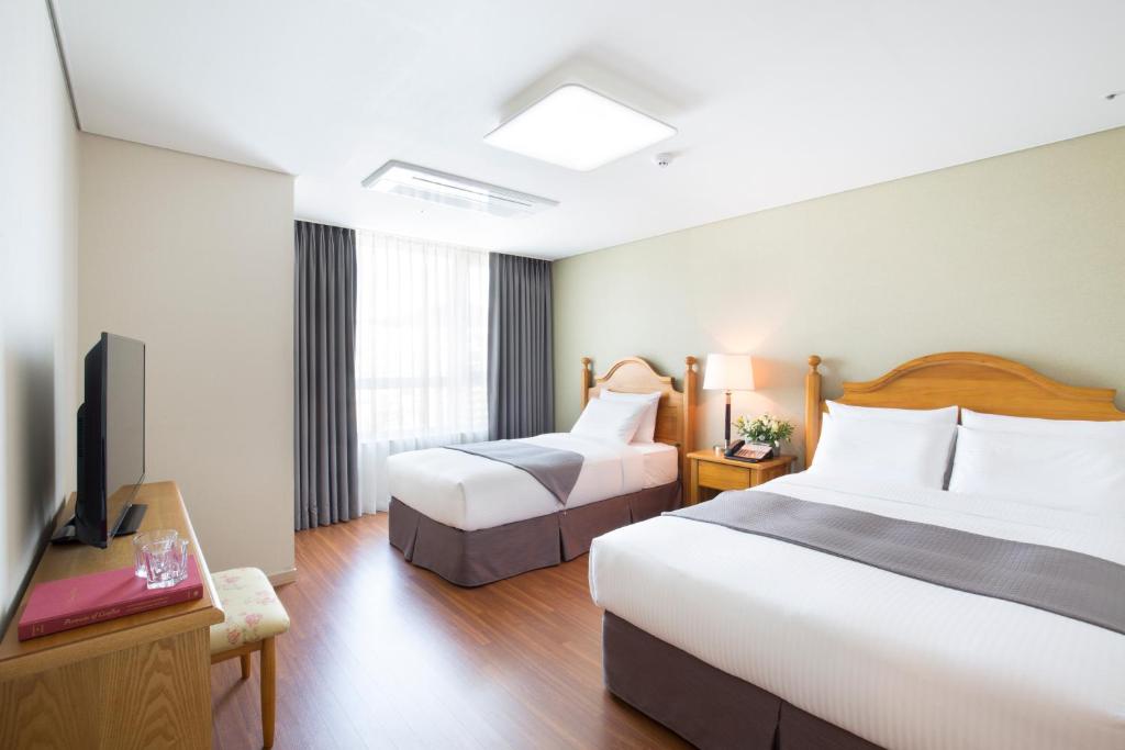 Postel nebo postele na pokoji v ubytování Crown Harbor Hotel Busan