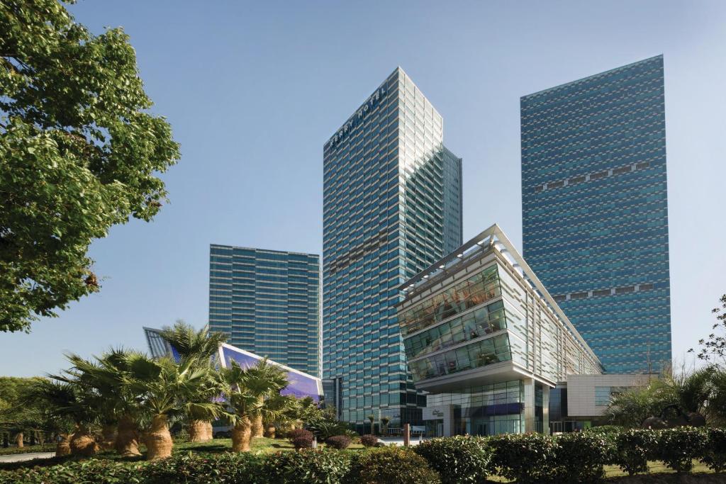 una representación de dos edificios altos en una ciudad en Kerry Hotel Pudong, Shanghai en Shanghái