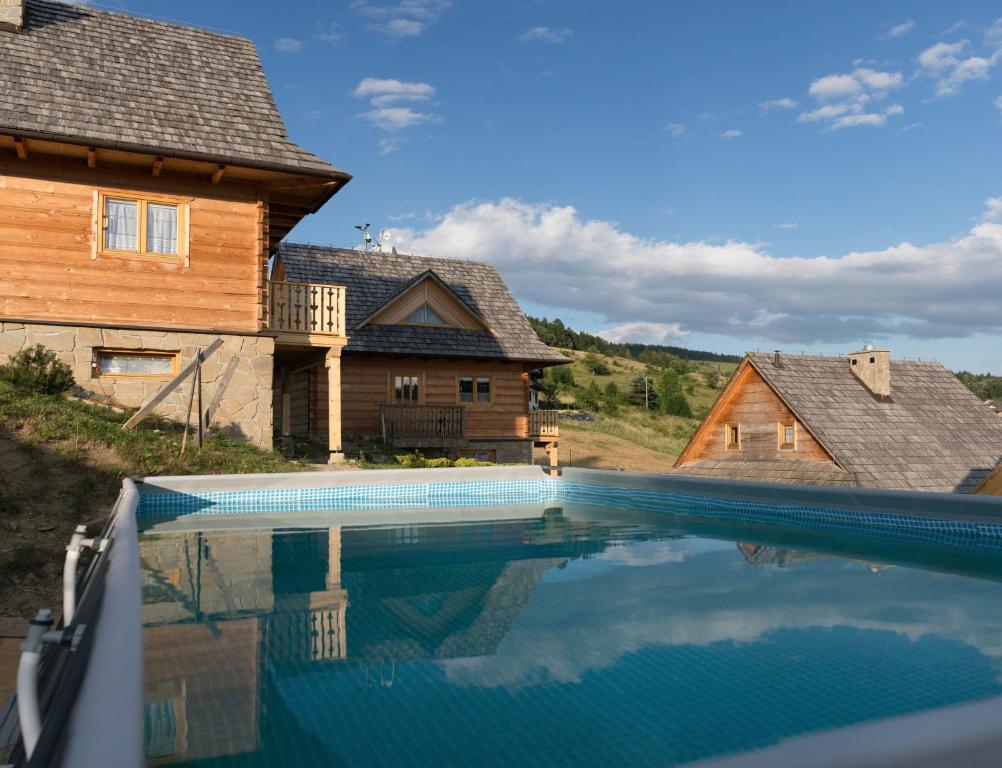 Bazén v ubytování Osada Jaworki śniadania sauna grill basen super widok duży ogród Muzyczna Owczarnia komfortowy dom szlaki doliny wąwóz karczma nebo v jeho okolí