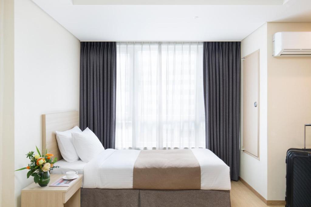 Postel nebo postele na pokoji v ubytování Crown Harbor Hotel Busan