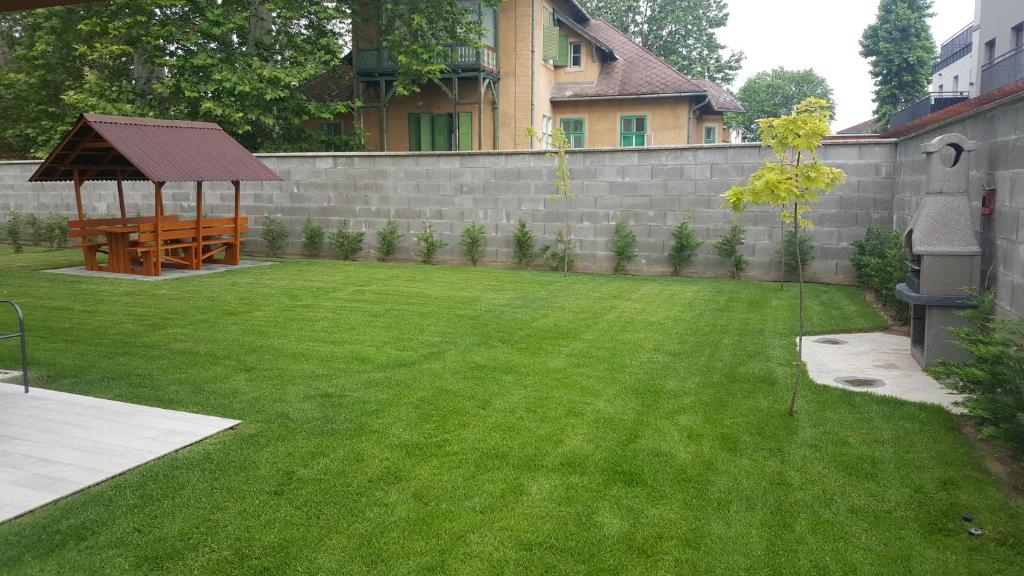 A garden outside Sweet&Center Wellness apartman